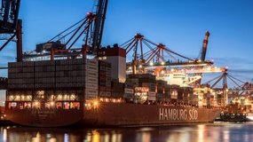 港口码头集装箱船夜景摄影图片